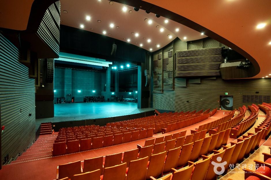 thumbnail-안성맞춤아트홀-1