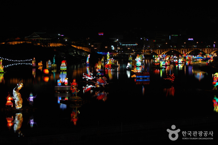 Jinju Namgang Yudeung (Lantern) Festival (진주 남강유등축제)