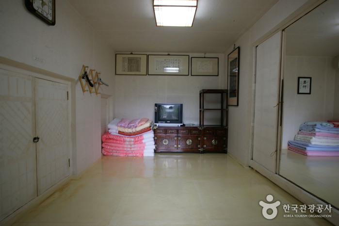 Chiam House (치암고택)