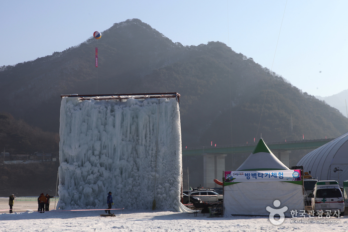 겨울철 익스트림 레포츠로 꼽히는 빙벽체험을 즐길 수 있는 빙벽장
