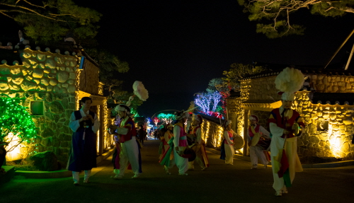 Фестиваль света в Деревне с традиционными домами ханок 