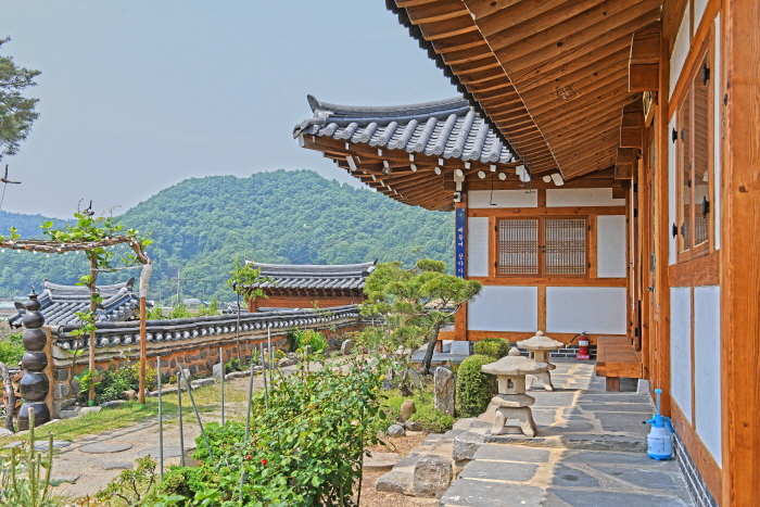 The architectural beauty of traditional hanok is outstanding