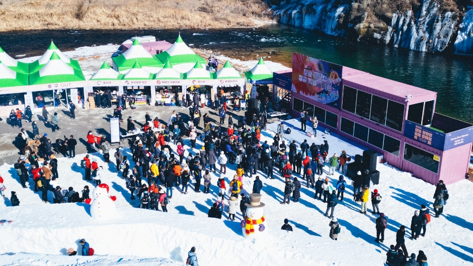 Cheorwon Hantangang River Ice Trekking Festival (철원 한탄강 얼음트레킹 축제)