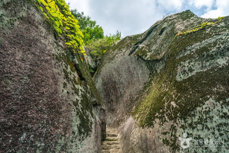 거창 가섭암지 마애여래삼존입상