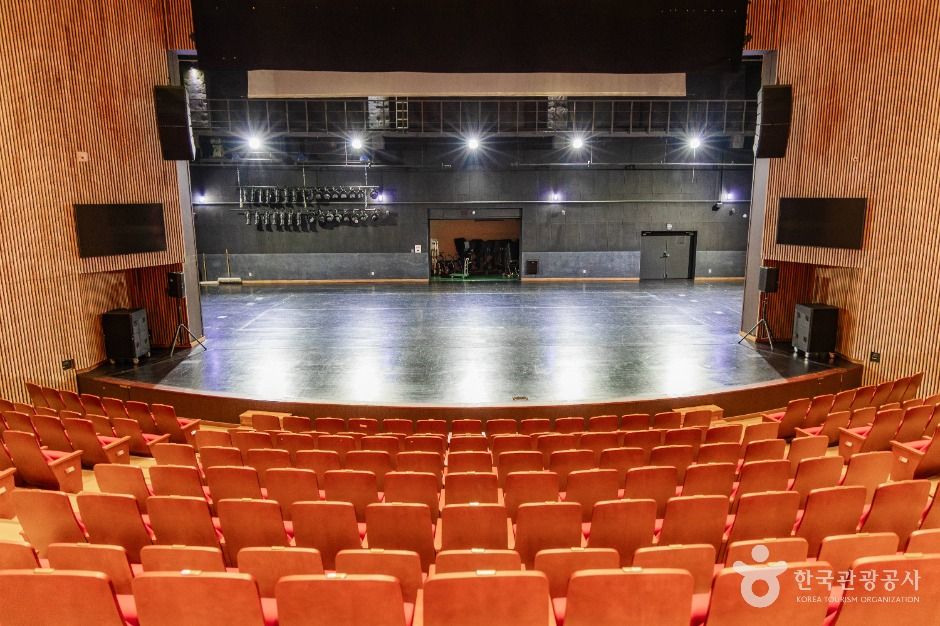 thumbnail-익산시솜리문화예술회관-2