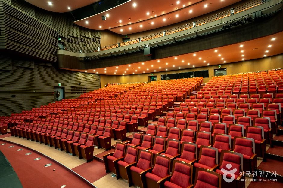 thumbnail-안성맞춤아트홀-2