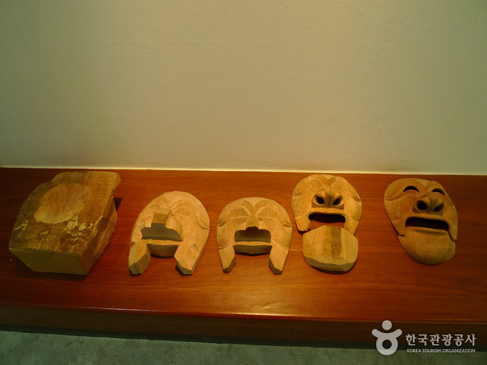 Hahoe Mask Museum (하회동 탈 박물관)