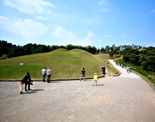Gongju Songsan-ri Tombs and Royal Tomb of King Muryeong [UNESCO World Heritage] (공주 송산리 고분군과 무령왕릉 [유네스코 세계문화유산])