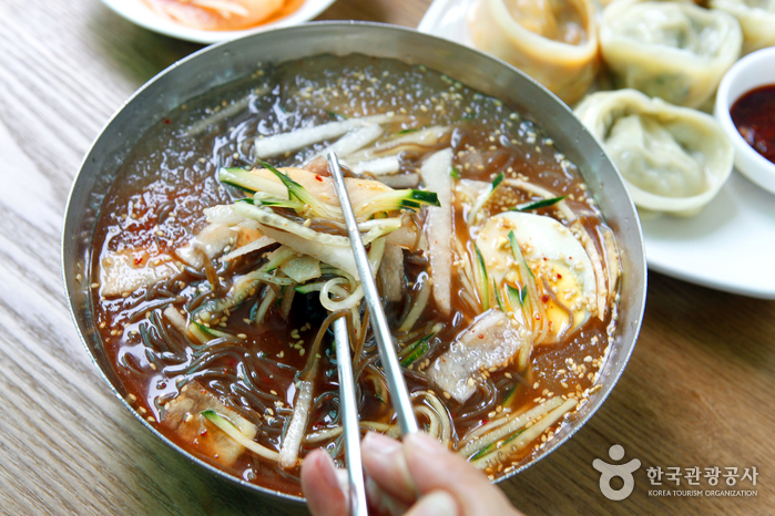 칼칼한 양념을 풀어서 먹는 칡냉면
