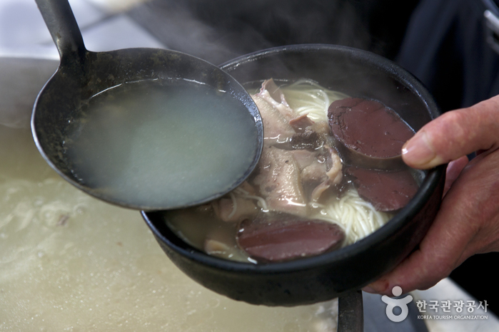 뜨거운 육수에 토렴하는 순대국수