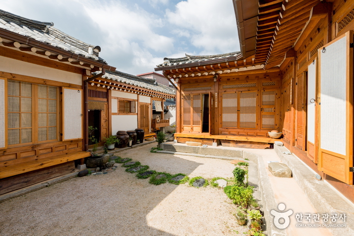 Hanok Guesthouse Dongchonchae [Korea Quality] / 한옥 게스트하우스 동촌재 [한국관광 품질인증/Korea Quality]