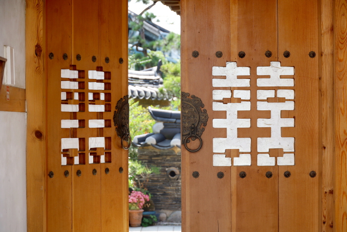 Front gate with an engraving of 囍, meaning “double happiness”