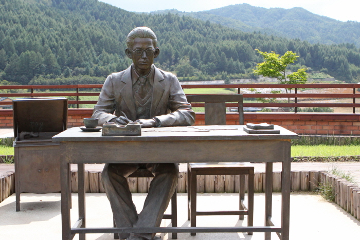 Bronze commemorative statue in front of Lee Hyo-seok Literary House