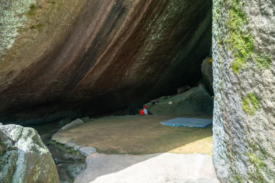 거창 가섭암지 마애여래삼존입상