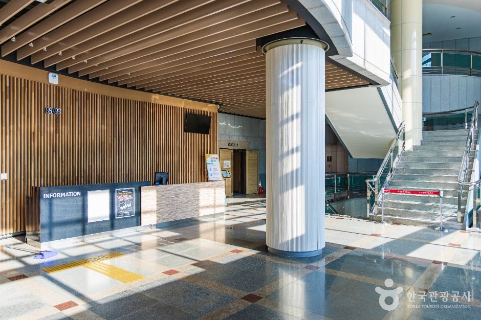 thumbnail-익산시솜리문화예술회관-3