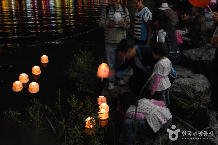 Jinju Namgang Yudeung (Lantern) Festival (진주 남강유등축제)