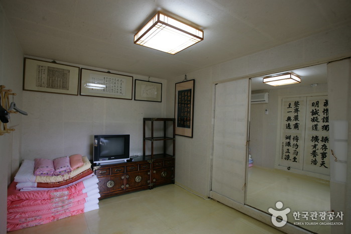 Chiam House (치암고택)