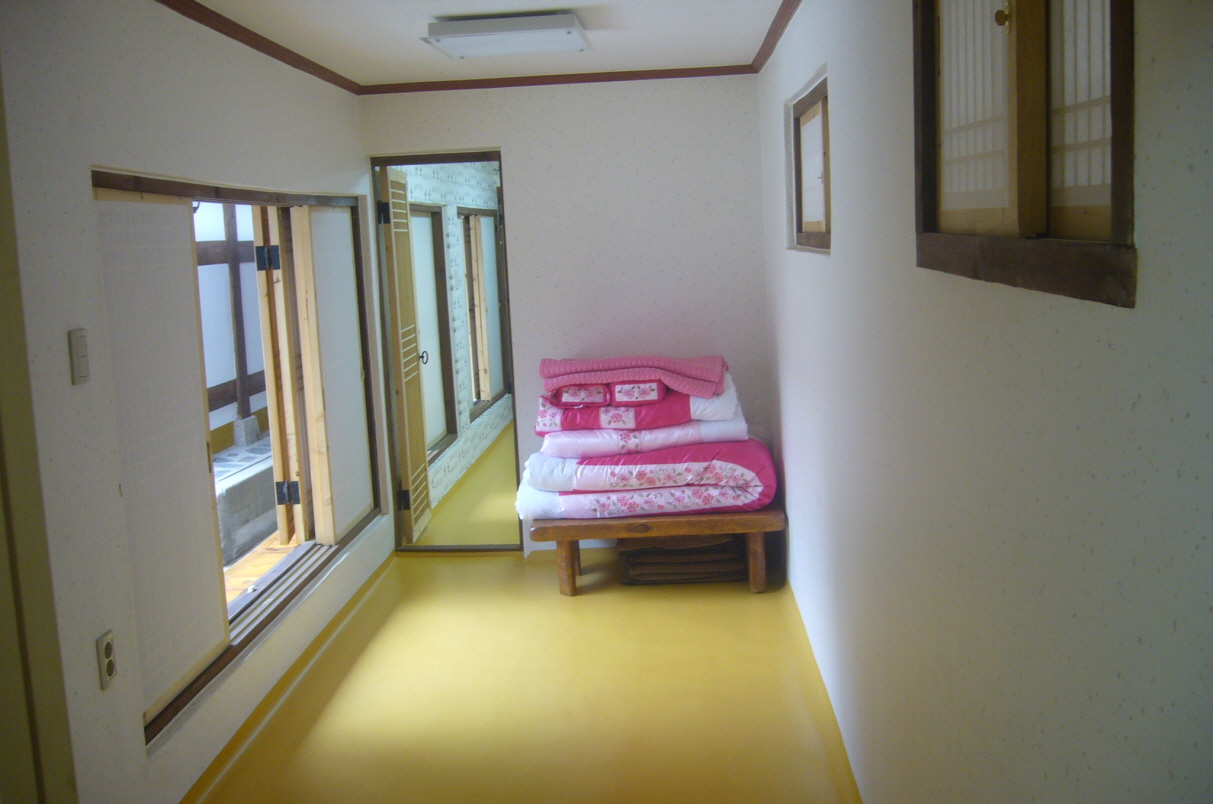 Gahoe Hanok Guest House (가회한옥체험관)