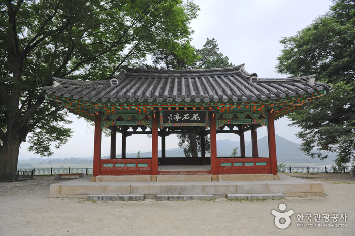 Pavillon Hwaseokjeong (화석정)
