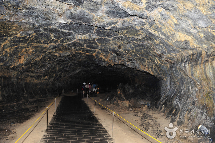 Hyeopjaegul Lava Tube (Hallim Park) (협재굴(한림공원))