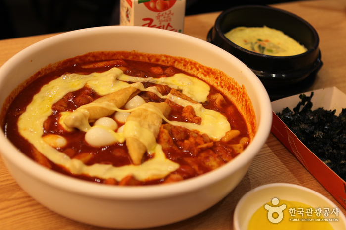 통오징어 한 마리가 풍덩, 시원한 육수가 일품인 통오징어 즉석 떡볶이