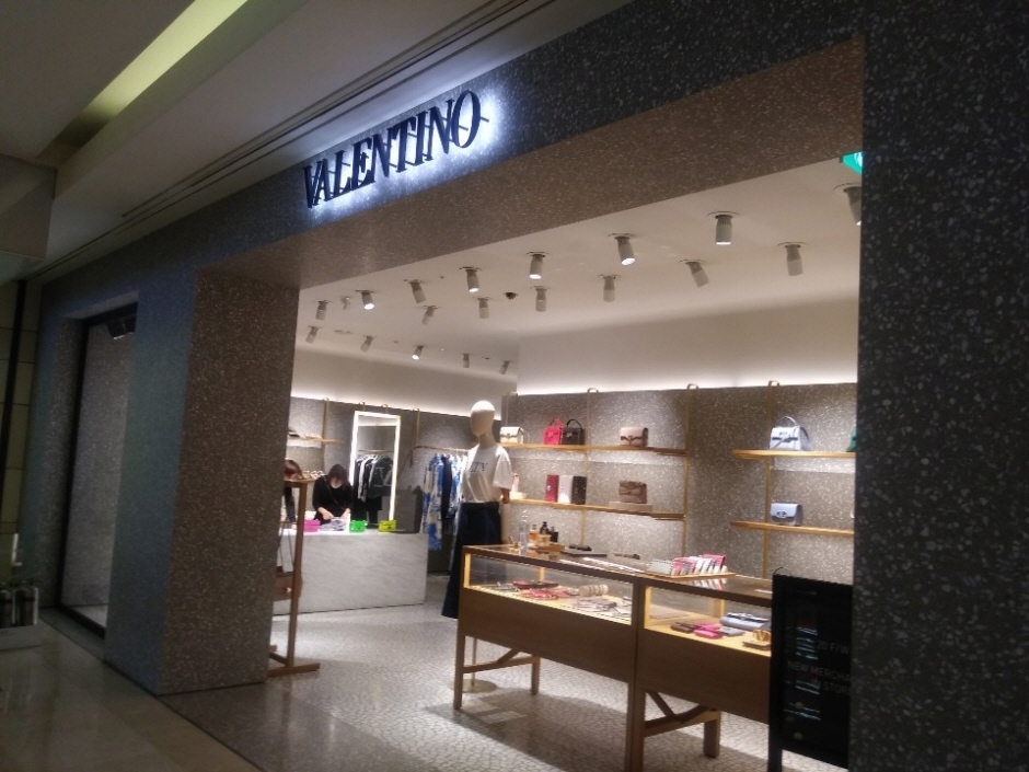 Valentino - Hyundai Apgujeong Main Branch [Tax Refund Shop] (발렌티노 현대 본점)