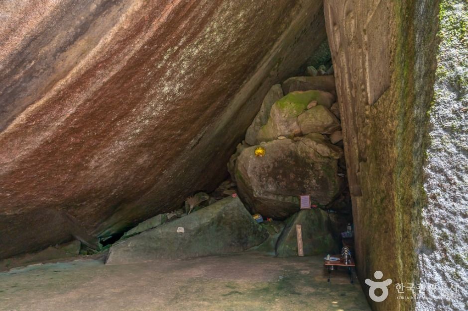 거창 가섭암지 마애여래삼존입상