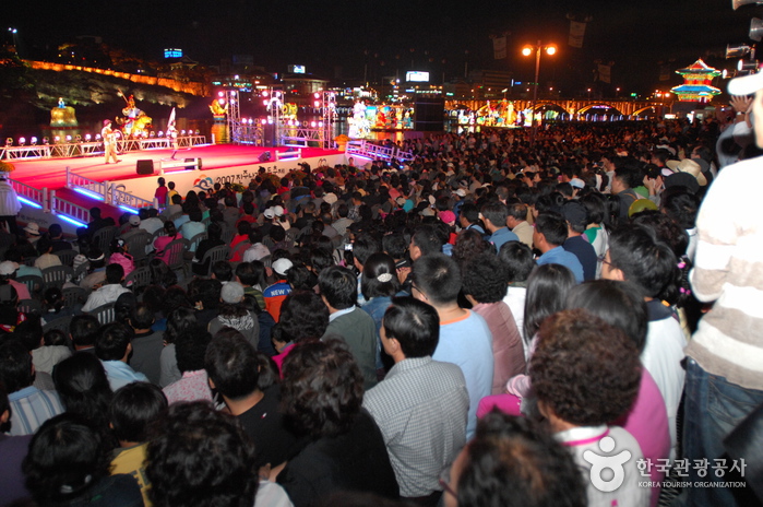 Jinju Namgang Yudeung (Lantern) Festival (진주 남강유등축제)