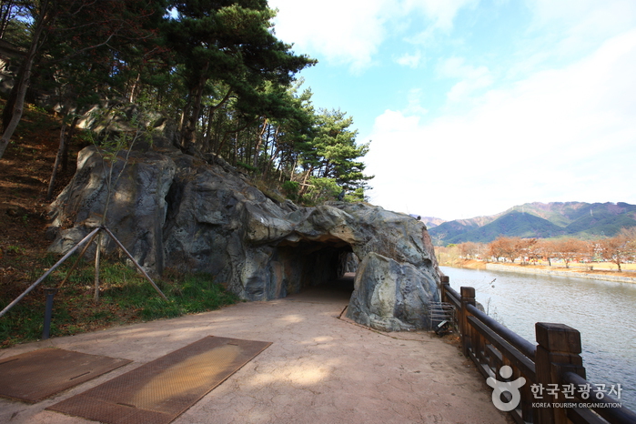 Uirimji Reservoir (제천 의림지와 제림)