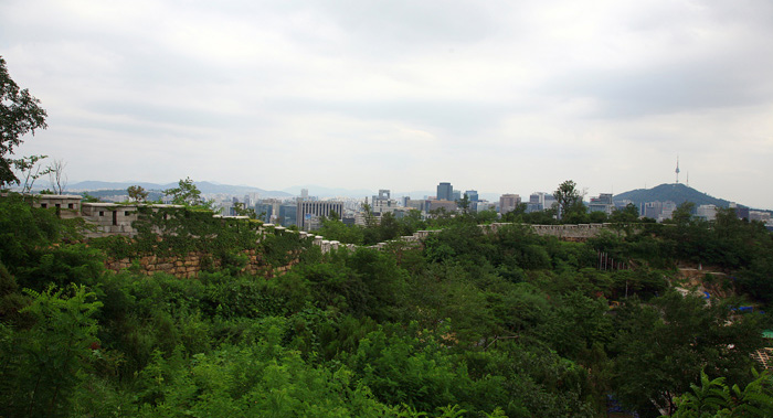 갈림길에서 바라본 성곽과 서울 도심 풍경