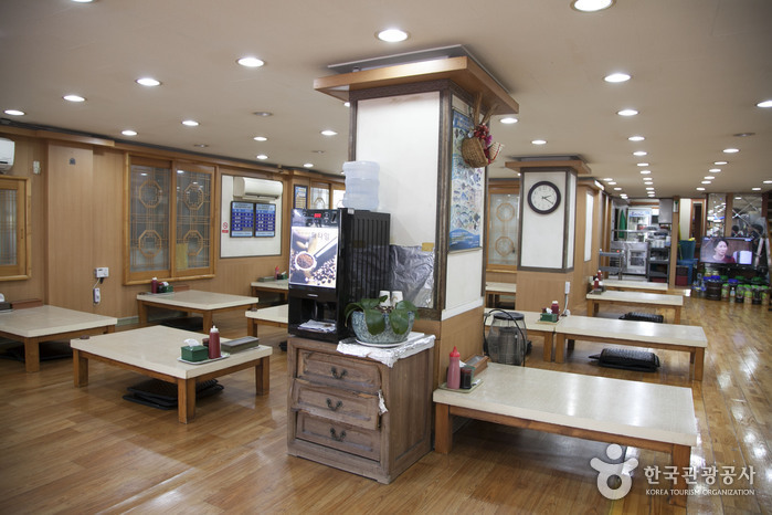 Chungmu Hoetjip (raw fish restaurant) (충무횟집)9