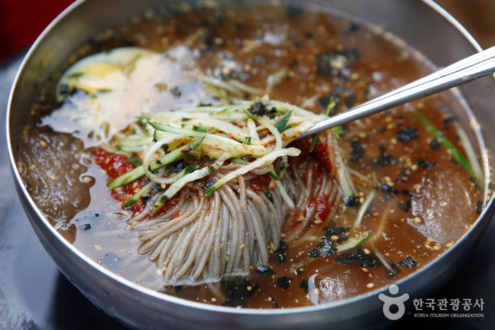 새콤달콤하고 매콤한 육수에 시들했던 입맛도 돌아오는 향교 막국수