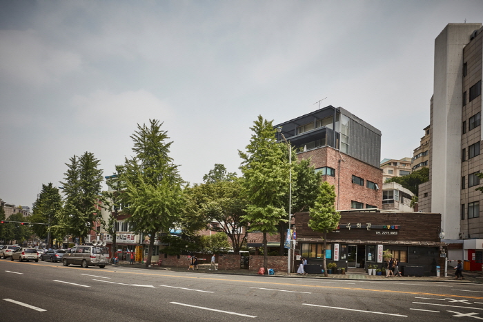 Jangchung-dong Jokbal Street (장충동 족발 골목)