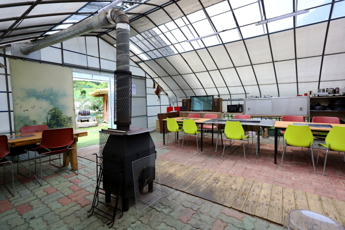 An expansive barbecue site