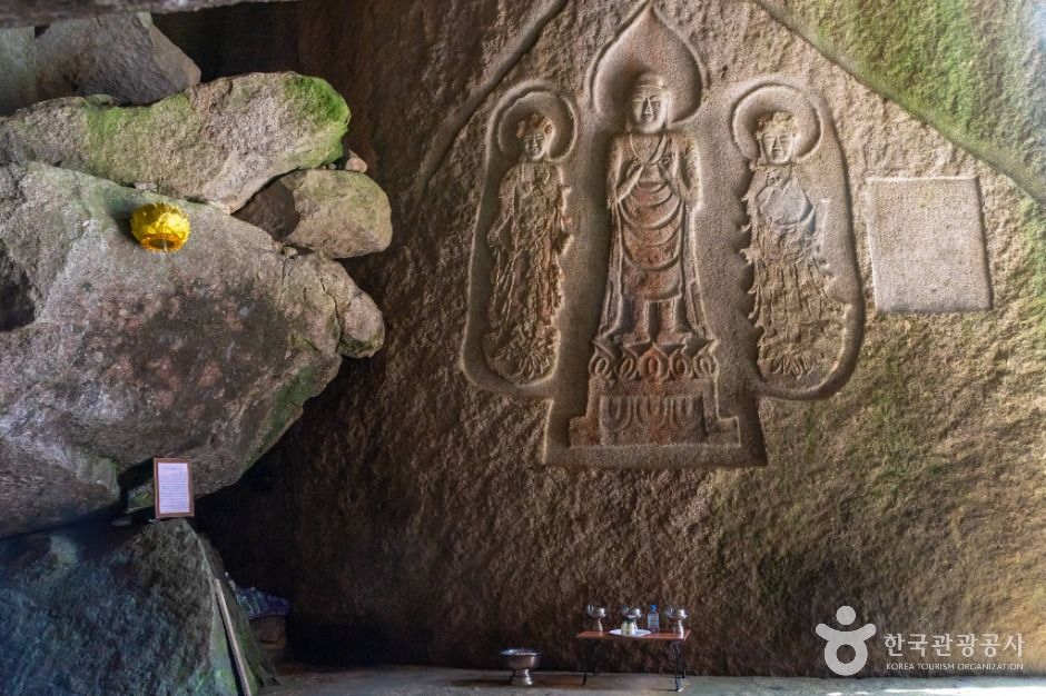 거창 가섭암지 마애여래삼존입상