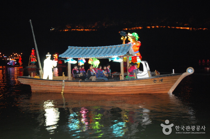 Jinju Namgang Yudeung (Lantern) Festival (진주 남강유등축제)