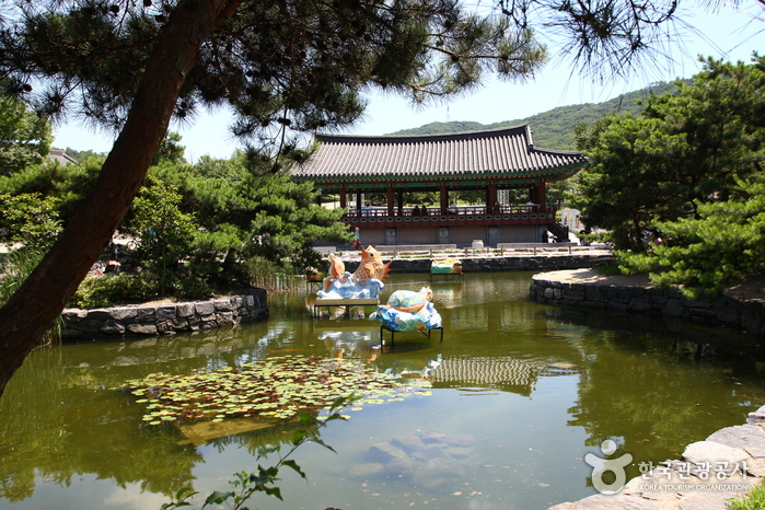 Namsangol Hanok Village (남산골 한옥마을)