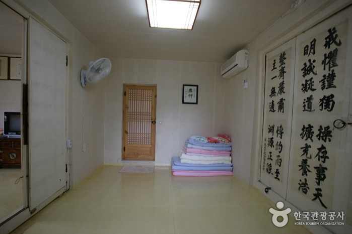 Chiam House (치암고택)