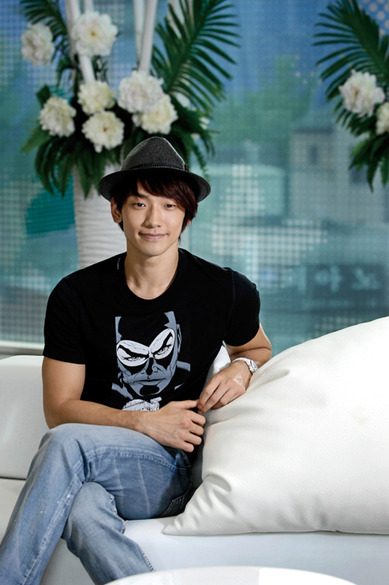 Jung Ji-hoon (정지훈) or Rain (비)