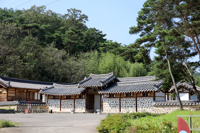 Beautiful Hanok (traditional Korean house) on the Countryside full of Stars Gwiae Traditional House in Yeongcheon