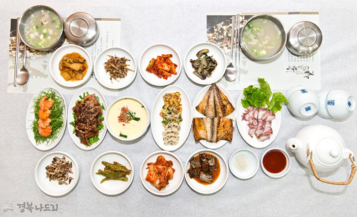 Nachstellung einer <em />yangban</em>-Mahlzeit bei Simbuja Bapsang (Quelle: Gyeongbuk Nadeuri)