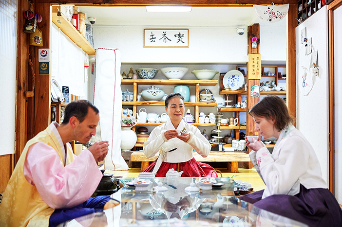 Teezeremonie im Haus Cheongwondang (oben, unten links) & <em />tuho nori</em> (unten rechts)