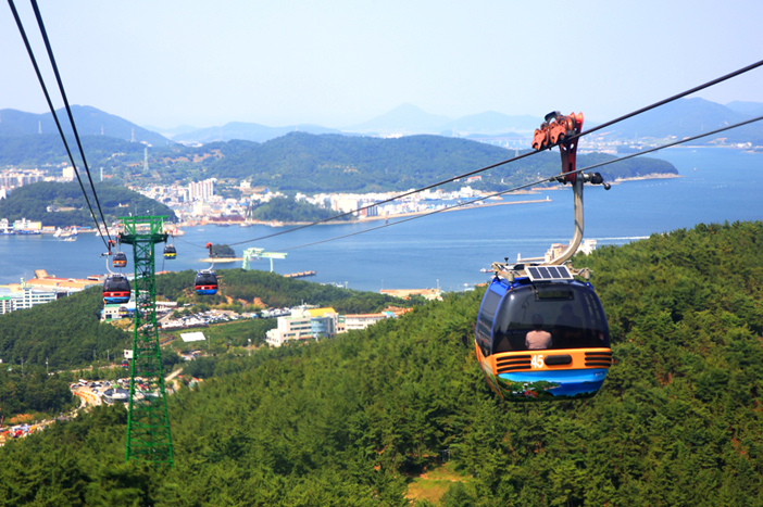 Aussichtsseilbahn Hallyeosudo (oben, unten rechts) & Skywalk (unten links)