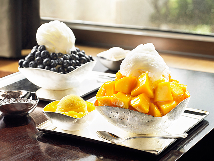 Bingsu goût mangue et goût myrtille au sein de l’hôtel Shilla (en haut, aut : Seoul Shilla Hotel), bingsu au melon (en bas à gauche, aut : Café Cloud Bam), bingsu à la pêche (en bas à droite, aut : Tokyo Bingsu)