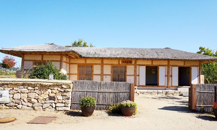Hall de littérature de Suncheon (en haut) & roseaux de la baie de Suncheon (en bas)
