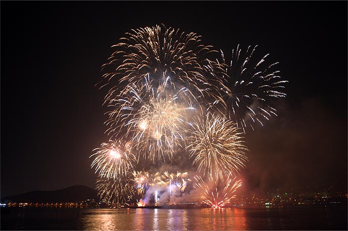 束川港海上マルチメディア花火ショー