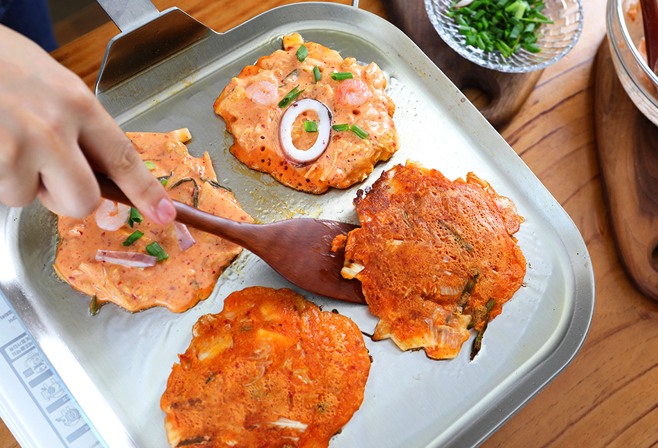 Cooking assorted pancakes, traditional Korean food (Credit: OME COOKING LAB)