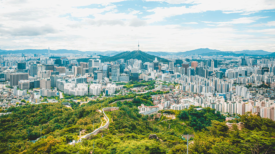 仁王山山頂から南山方面を眺めるソウルの風景