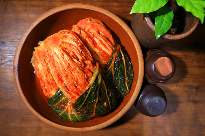 (dans le sens des aiguilles d’une montre) Kimjang kimchi, yeolmu kimchi, dongchimi
