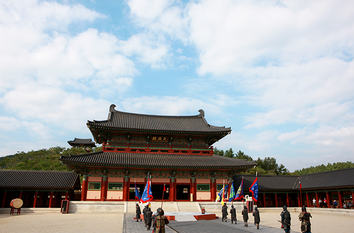Sabigung (en haut), pagode 5 étages Neungsa (en bas à gauche), Baekje Cultural Land (en bas à droite)